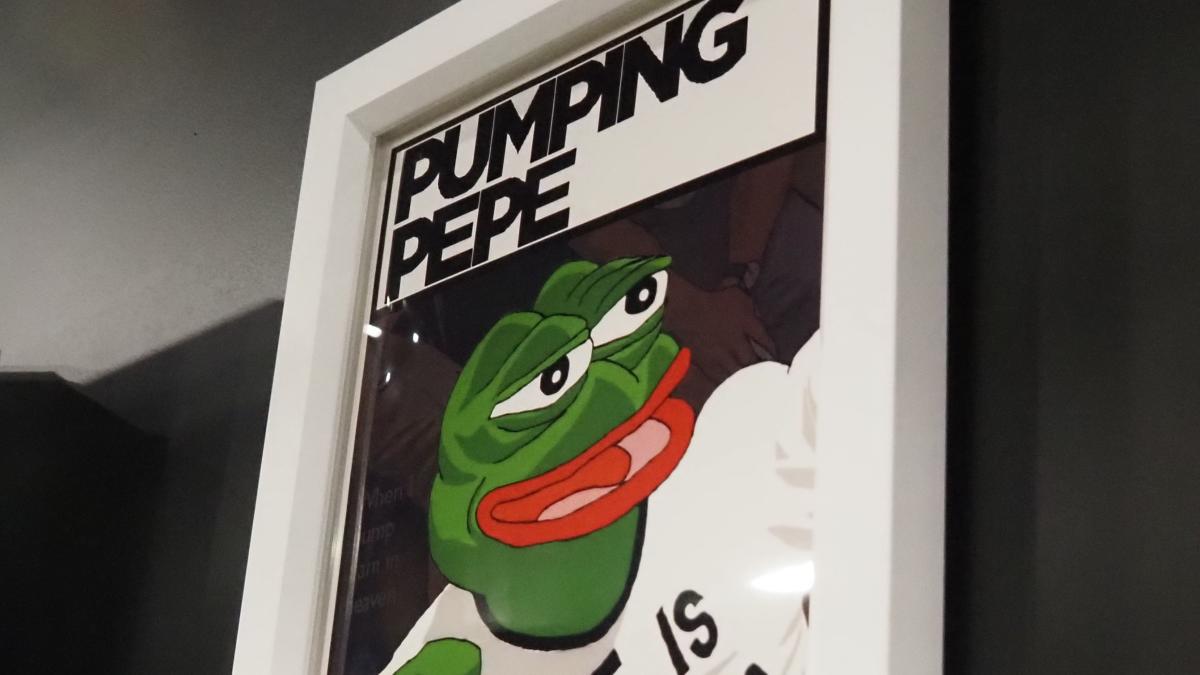 Bitcoin Hovers at $62K as Pepe Hits Record While GameStop Extends Rally